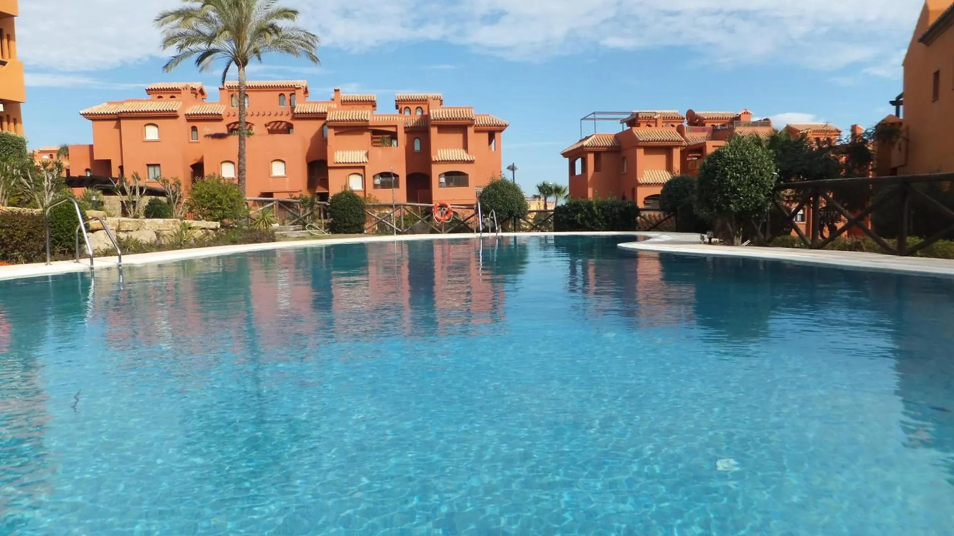 הקונטקטים של Jardines, Piscina Y Mar